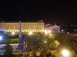 Obélisque situé au bout de l'allée des Héros sur l'avenue Lénine.