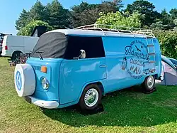 Un T2 Adventure Awaits - Home is where you hang your lantern, lors du Breizh Vanlife Festival 2023 organisé sur le camping de Saint-Malo situé sur le glacis du fort de la Cité d’Aleth.