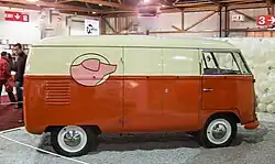 Photographie d'une camionnette colorée.