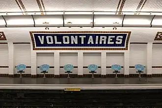 Un quai rénové en 2019 dans le style Nord-Sud avec des sièges contemporains « Akiko ».