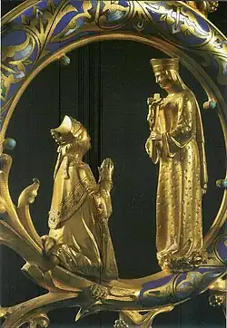 Crosse épiscopale de Le Hardy du Marais en orant devant Notre-Dame de Pontmain.