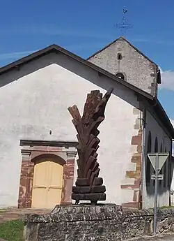 La sculpture de Dominique Renaud  taillée dans le tronc de l'ancien chêne, arbre remarquable, de Vomécourt.