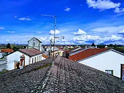 L'église Saint-Èvre, bordée par la route départementale.