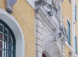 Tête de cheval au-dessus de la porte du côté de Storgatan.