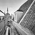 Un long-pan de pannes en cours de rénovation vu de l'échafaud