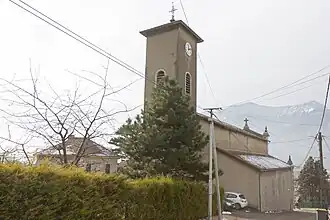 Le clocher et le bas-côté Nord de l'église.