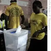 Électrice déposant son bulletin dans l'urne lors de l'élection présidentielle bissaoguinéenne.