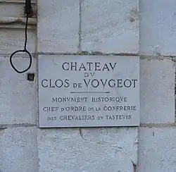 Plaque apposée à l'entrée du château