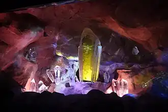 Décors à l'intérieur de la grotte de cristaux.