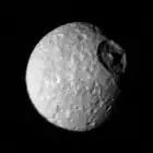 Mimas et le cratère Herschel&nbsp;(en).