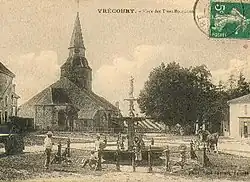 À gauche le grand commun du château et la place des Trois-Bourdons.
