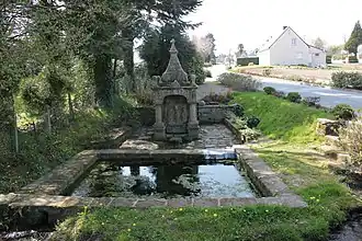 Fontaine à l'entrée est du bourg (XVIe&nbsp;siècle).