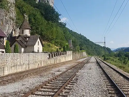 Voie vers le Monténégro avec un monastère à gauche, depuis la gare de Vrbnica, à la frontière serbo-monténégrine (2018).