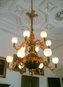 Lustre à éclairage au gaz (1858 env.), maintenant électrifié à Montpelier, capitale de l'État du Vermont.
