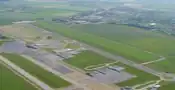 Les parkings, les taxiways et la piste 22/04 de 1&nbsp;700&nbsp;m