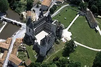 Vue aérienne du château de La Rochefoucauld.