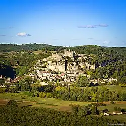 Beynac vue depuis une montgolfière.