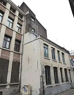 Au premier plan l'immeuble du 8, au-dessus des toits une partie de l'ancienne usine