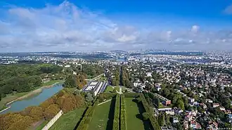 Vue aérienne de la terrasse avec l'avenue du château, vers le Nord.