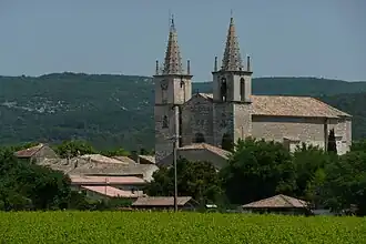 L'église abbatiale depuis les vignes
