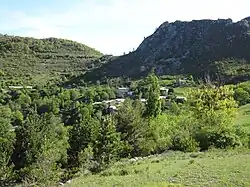 Le village dans le paysage.