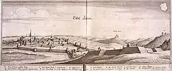 gravure ancienne représentant une ville médiévale entourée de remparts avec un paysage de montagnes à l’arrière plan