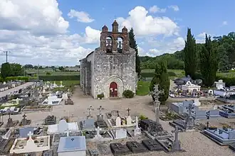Vue de l'église Saint-Vincent et de son aître (mai 2021).