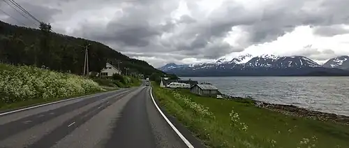 Vue de la E6 traversant Djupvik