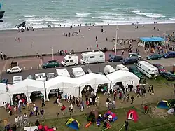 La plage de galets, lieu d'envol des cerfs-volants géants.