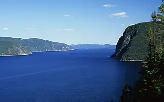 Le Saguenay et le cap Éternité vus depuis le premier niveau du cap Trinité près de la statue.