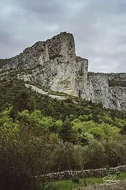 Le Roc de la Bissonne en rive droite du Cirque de l'Infernet.