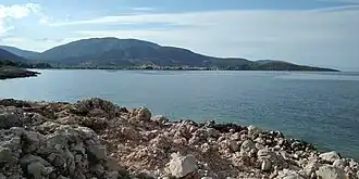Vue du mont Akros depuis la plage de Panagia à Paleá Epídavros.