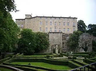 Vue du château de face avec le jardin.