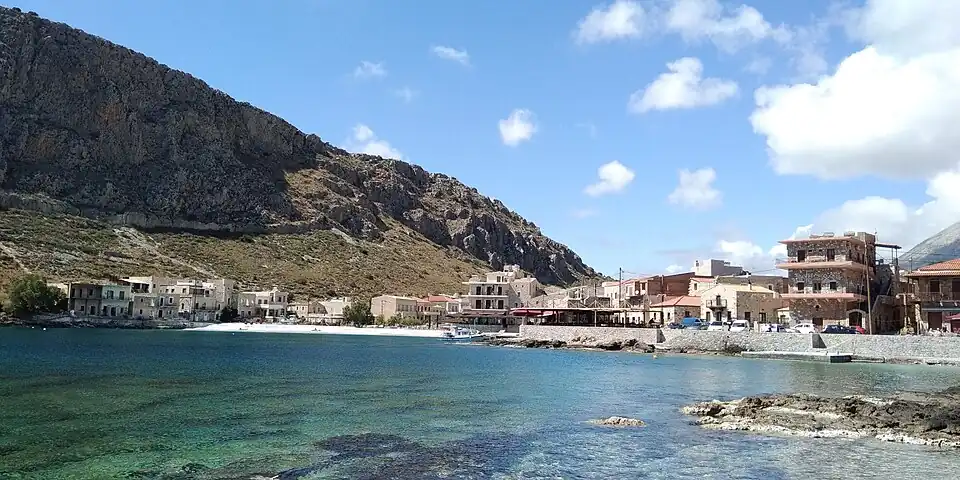 Vue générale du port et de la plage.