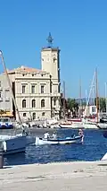 Vue du port de l'ancien hôtel de ville.