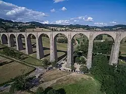 Photo éloignée du tronçon central du viaduc.
