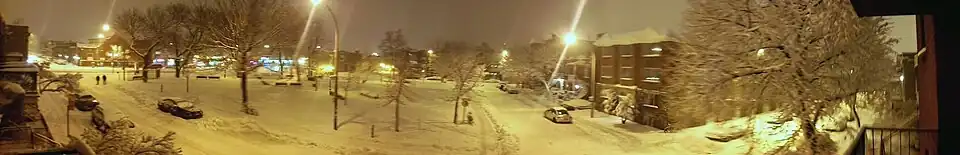 Vue panoramique du parc Athéna, une soirée de mars