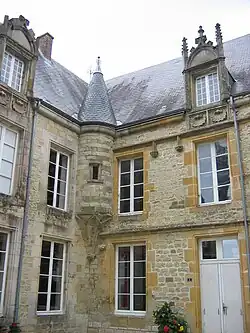 Détails du château de Cornay.