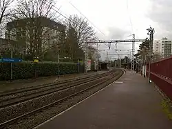 Quai pour la direction de Choisy-le-Roi et Paris (vue vers Massy - Verrières).
