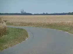 Vue sur la cathédrale de Chartres entre Loinville et Coltainville.