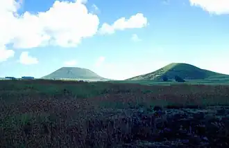 Vue du Poike (à gauche) et du Rano Raraku (à droite).