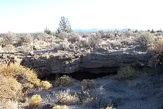La grotte du Vautour, une des entrées du système du Cheval (Horse Lava Tube System), près de Bend, Oregon, États-Unis.