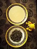 Wɔ̌ (pâte de maïs) du Bénin accompagné de sauce Mantindjan avec une peluche pour enfant