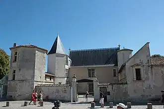 L'hôtel de Clerjotte abrite actuellement le musée Ernest-Cognacq de Saint-Martin-de-Ré.