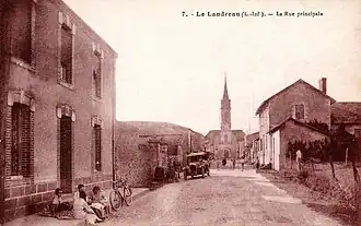 Carte postale datant des années 1910 représentant l'église vue de la route de Vallet