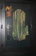 La vitrine de droite.