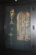 La vitrine de gauche.