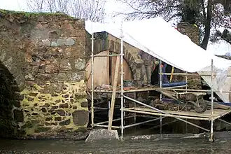 Restauration à la suite de l'effondrement partiel d'une pile et d'une arche (décembre 2014) à cause du creusement du lit dû au tourbillonnement de l'eau créé par la chaussée.