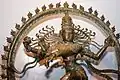 Nataraja. Mains droites, supérieure en kataka-hasta avec un ḍamaru, l'autre en abhaya-mudra; mains gauches, supérieure en gaja-hasta, l’autre, d’où s’échappent des flammes, en ardha-chandra.
