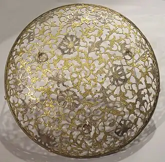 Panier de cérémonie à décor de fleurs hosoge. Bronze ajouré doré et argenté. 12e&nbsp;s. Honolulu Museum of Art.